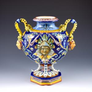Vaso globular com base octogonal.